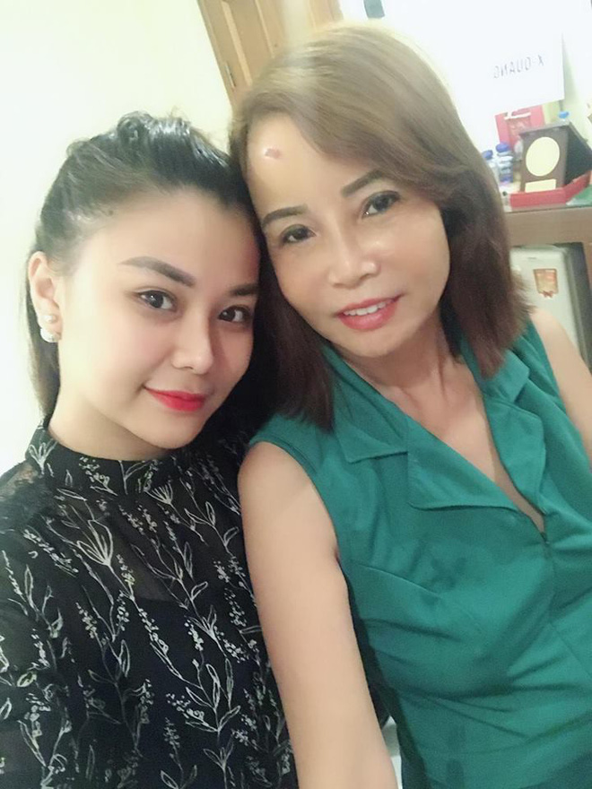 Cô dâu 62 tuổi đăng ảnh mới nhất sau phẫu thuật, chồng chia sẻ vẫn chưa thể nói chuyện - Ảnh 3. Cô dâu 62 tuổi đăng ảnh mới nhất sau phẫu thuật, chồng trẻ hoàn toàn ủng hộ chuyện làm đẹp của vợ 4