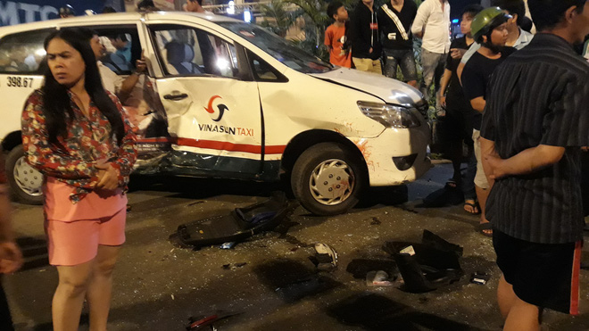 Nhân chứng vụ ô tô BMW tông hàng loạt xe: Tôi đang chờ đèn đỏ thì bị hất tung lên trời - Ảnh 4. Nhân chứng vụ ô tô BMW tông hàng loạt xe: 'Tôi đang chờ đèn đỏ thì bị hất tung lên trời' 3