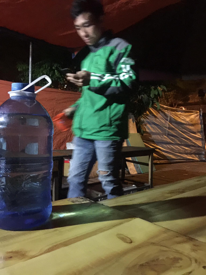 Cô gái về khuya không thể vào phòng trọ, được anh GrabBike chở đi tìm gần 50 nhà nghỉ suốt 4h đồng hồ mà không lấy tiền - Ảnh 2. Cô gái về khuya không thể vào phòng trọ, được anh GrabBike chở đi tìm gần 50 nhà nghỉ suốt 4h đồng hồ mà không lấy tiền 2