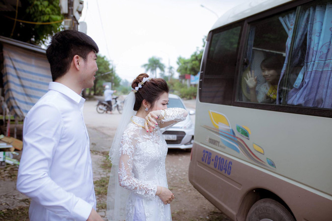 Phía sau bức ảnh cô dâu lau nước mắt chào người thân về nhà chồng: Mẹ mình bị ung thư, từ giờ ai sẽ đưa mẹ đi viện... - Ảnh 2. Phía sau bức ảnh cô dâu lau nước mắt chào người thân về nhà chồng: 'Mẹ mình bị ung thư, từ giờ ai sẽ đưa mẹ đi viện...' 2