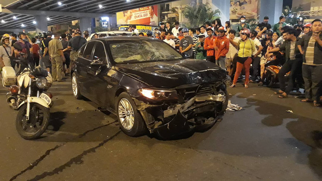 Nhân chứng vụ ô tô BMW tông hàng loạt xe: Tôi đang chờ đèn đỏ thì bị hất tung lên trời - Ảnh 2. Nhân chứng vụ ô tô BMW tông hàng loạt xe: 'Tôi đang chờ đèn đỏ thì bị hất tung lên trời' 1