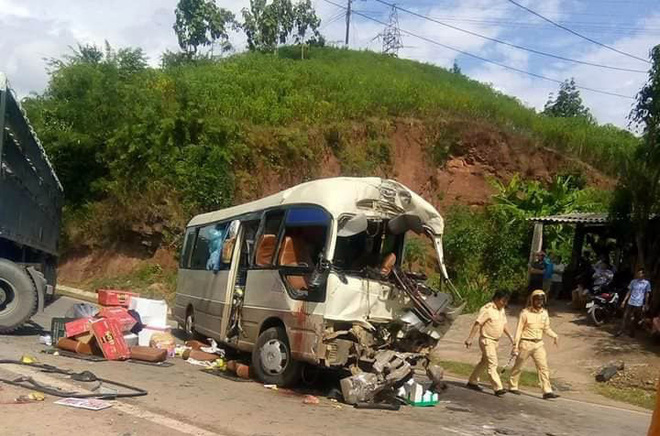 Sơn La: Xe đầu kéo tông ô tô chở khách, 12 người bị thương - Ảnh 2. http://soha.vn/be-so-sinh-bi-me-tha-tu-tang-31-chung-cu-linh-dam-xuong-dat-duoc-dat-ten-20181022122104659.htm 3
