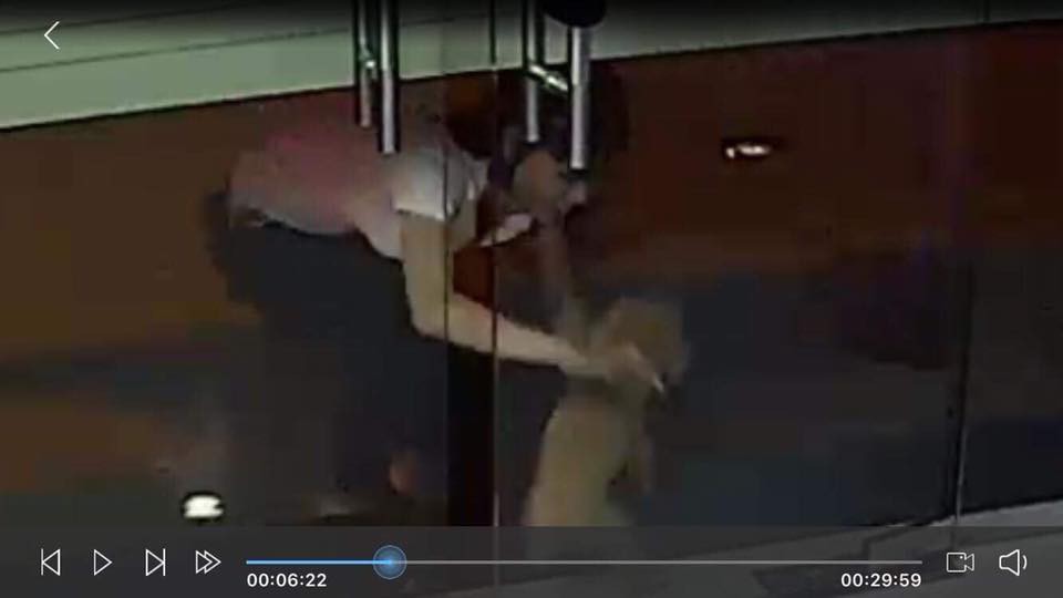 Clip cặp đôi trẻ thản nhiên dừng trước cửa rồi bê trộm chó đi như nhà không chủ ở Sài Gòn - Ảnh 3. Clip cặp đôi trẻ thản nhiên dừng trước cửa rồi bế trộm chó đi như nhà không chủ ở Sài Gòn 1