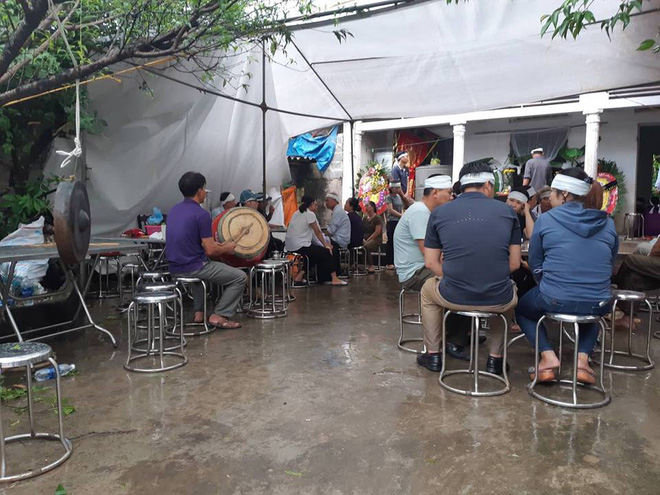 Vụ chém mẹ ném xuống giếng: Bạn thân gọi loa đánh lạc hướng nghi can để CA giải cứu con tin - Ảnh 2. Vụ sát hại mẹ, ném xuống giếng: Bạn thân gọi loa đánh lạc hướng nghi can để CA giải cứu con tin 2