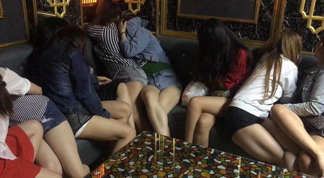 Nhân viên nhà hàng ở Sài Gòn mặc hở hang, phục vụ khách từ A đến Z - Ảnh 1. Bắt qua tang nhân viên nhà hàng mặc hở hang, bán dâm cho khách giá 2 triệu 1