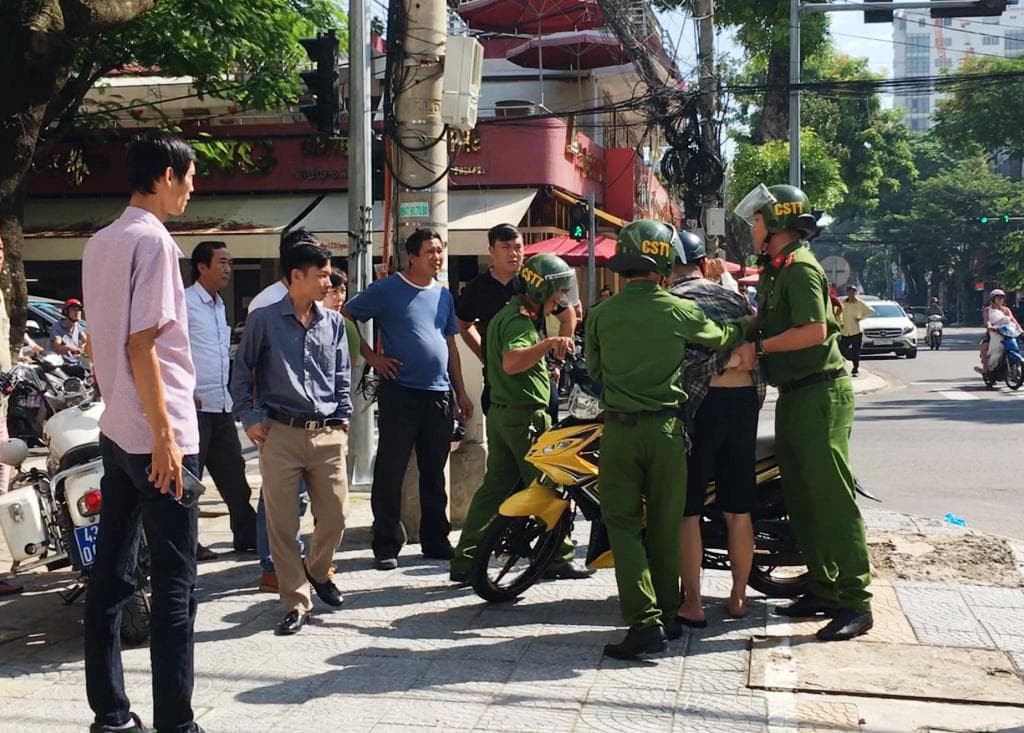 Nam thanh niên chở bạn gái vượt đèn đỏ, đạp 2 CSGT ngã nhào xuống đường - Ảnh 1. 'Quái xế' chở bạn gái vượt đèn đỏ, đạp 2 CSGT ngã nhào xuống đường 1
