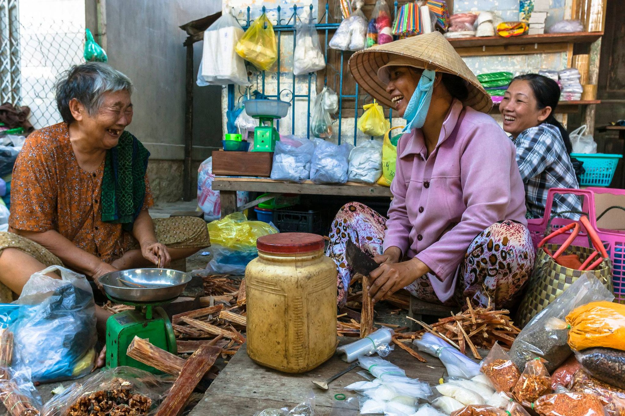 Chàng nhiếp ảnh bại não ở Sài Gòn từng bị trường cấp 2 từ chối: Nhiều người hỏi mình đi học làm gì, lớn lên ai mà mướn? - Ảnh 8. Chàng nhiếp ảnh bại não ở Sài Gòn từng bị trường cấp 2 từ chối: 'Nhiều người hỏi mình đi học làm gì, lớn lên ai mà mướn?' 13