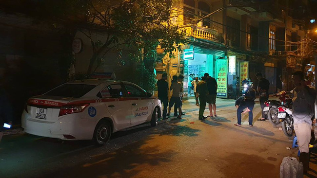Hà Nội: Người dân kể lại giây phút tài xế Mazda rút súng bắn rồi đánh và lái xe chèn qua nạn nhân 2