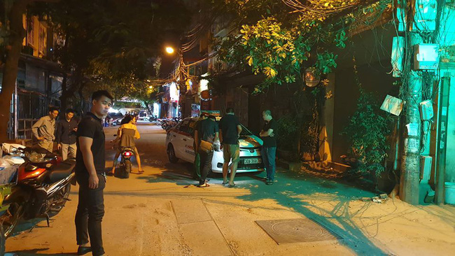 Hà Nội: Người dân kể lại giây phút tài xế Mazda rút súng bắn rồi đánh và lái xe chèn qua nạn nhân 3