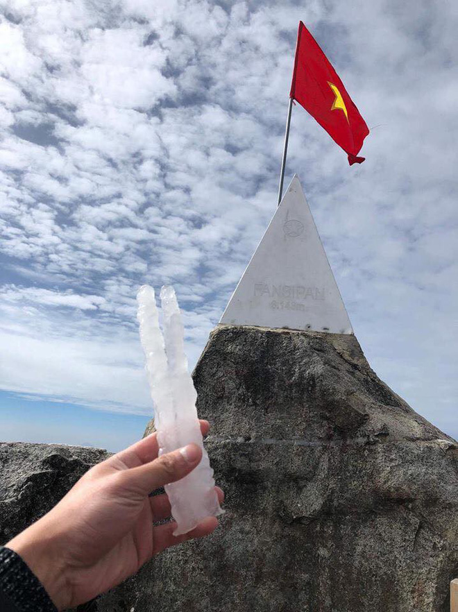 Băng giá bất ngờ xuất hiện trên đỉnh Fansipan - Ảnh 1. Không khí lạnh yếu tràn về, băng giá bất ngờ xuất hiện trên đỉnh Fansipan 1