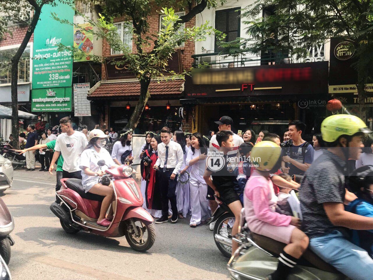 Đôi bạn thân Dũng - Chinh thần thái như Idol, sang đường thôi cũng khiến sinh viên bỏ chụp kỷ yếu vây quanh - Ảnh 6. Đôi bạn thân Dũng - Chinh thần thái như Idol, sang đường thôi cũng khiến sinh viên bỏ chụp kỷ yếu vây quanh 6