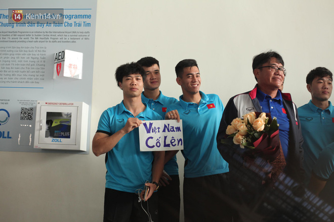 Xuân Trường bắn tiếng Anh như gió với người nước ngoài ở sân bay - Ảnh 8. Xuân Trường 'bắn' tiếng Anh như gió với người nước ngoài ở sân bay 8