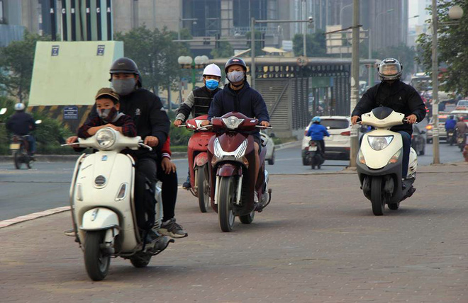 Sau cảnh tượng dậy sóng dư luận, đoàn người vẫn ùn ùn dắt xe ngược chiều trên vỉa hè HN - Ảnh 7. Sau cảnh tượng 'dậy sóng' dư luận, đoàn người vẫn ùn ùn dắt xe ngược chiều trên vỉa hè HN 6