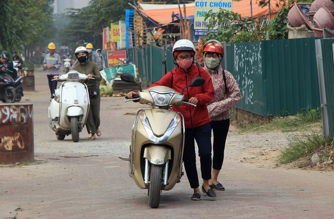 Sau cảnh tượng dậy sóng dư luận, đoàn người vẫn ùn ùn dắt xe ngược chiều trên vỉa hè HN - Ảnh 6. Sau cảnh tượng 'dậy sóng' dư luận, đoàn người vẫn ùn ùn dắt xe ngược chiều trên vỉa hè HN 5