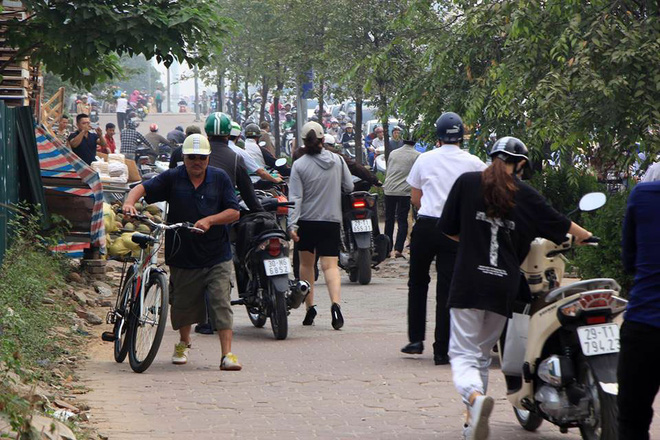 Sau cảnh tượng dậy sóng dư luận, đoàn người vẫn ùn ùn dắt xe ngược chiều trên vỉa hè HN - Ảnh 9. Sau cảnh tượng 'dậy sóng' dư luận, đoàn người vẫn ùn ùn dắt xe ngược chiều trên vỉa hè HN 8
