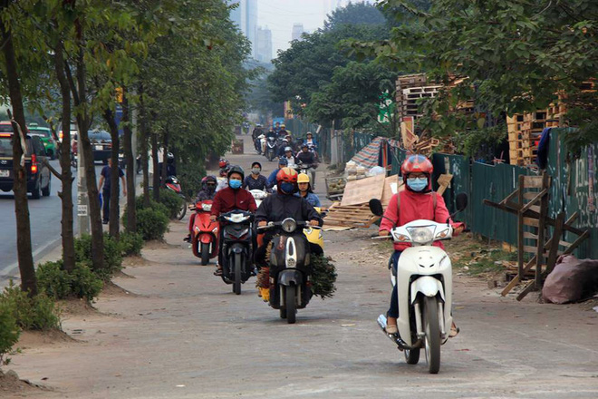 Sau cảnh tượng dậy sóng dư luận, đoàn người vẫn ùn ùn dắt xe ngược chiều trên vỉa hè HN - Ảnh 8. Sau cảnh tượng 'dậy sóng' dư luận, đoàn người vẫn ùn ùn dắt xe ngược chiều trên vỉa hè HN 7