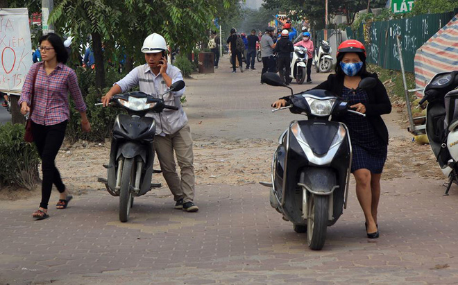 Sau cảnh tượng dậy sóng dư luận, đoàn người vẫn ùn ùn dắt xe ngược chiều trên vỉa hè HN - Ảnh 5. Sau cảnh tượng 'dậy sóng' dư luận, đoàn người vẫn ùn ùn dắt xe ngược chiều trên vỉa hè HN 4
