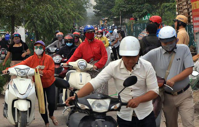 Sau cảnh tượng dậy sóng dư luận, đoàn người vẫn ùn ùn dắt xe ngược chiều trên vỉa hè HN - Ảnh 4. Sau cảnh tượng 'dậy sóng' dư luận, đoàn người vẫn ùn ùn dắt xe ngược chiều trên vỉa hè HN 3