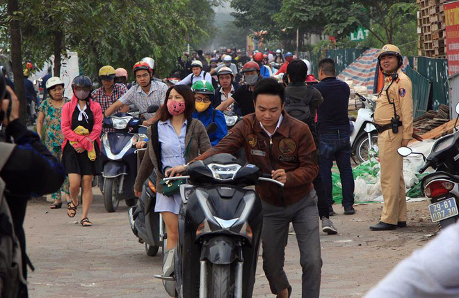 Sau cảnh tượng dậy sóng dư luận, đoàn người vẫn ùn ùn dắt xe ngược chiều trên vỉa hè HN - Ảnh 3. Sau cảnh tượng 'dậy sóng' dư luận, đoàn người vẫn ùn ùn dắt xe ngược chiều trên vỉa hè HN 2