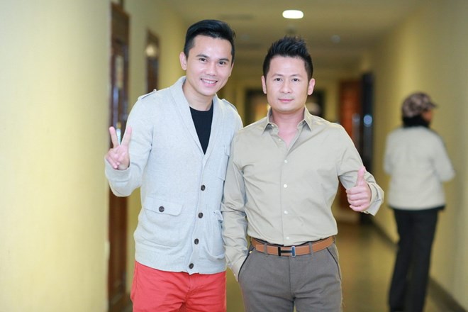 Clip dễ thương: Đang gấp đi diễn, Bằng Kiều hoảng hốt gặp Superman Tú Dưa bay song song xe ô tô hỏi đường - Ảnh 3. Clip dễ thương: Đang gấp đi diễn, Bằng Kiều 'hoảng hốt' gặp “Superman” Tú Dưa bay song song xe ô tô hỏi đường 1