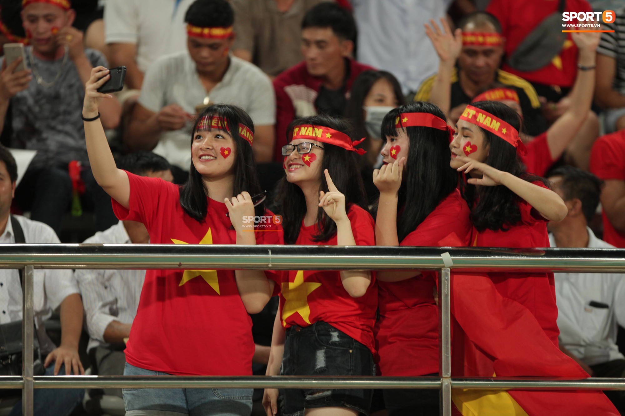 Đây mới là lý do khiến cầu thủ Lào chạnh lòng sau trận thua Việt Nam ở AFF Cup 2018 - Ảnh 6. Đây mới là lý do khiến cầu thủ Lào chạnh lòng sau trận thua Việt Nam ở AFF Cup 2018 5