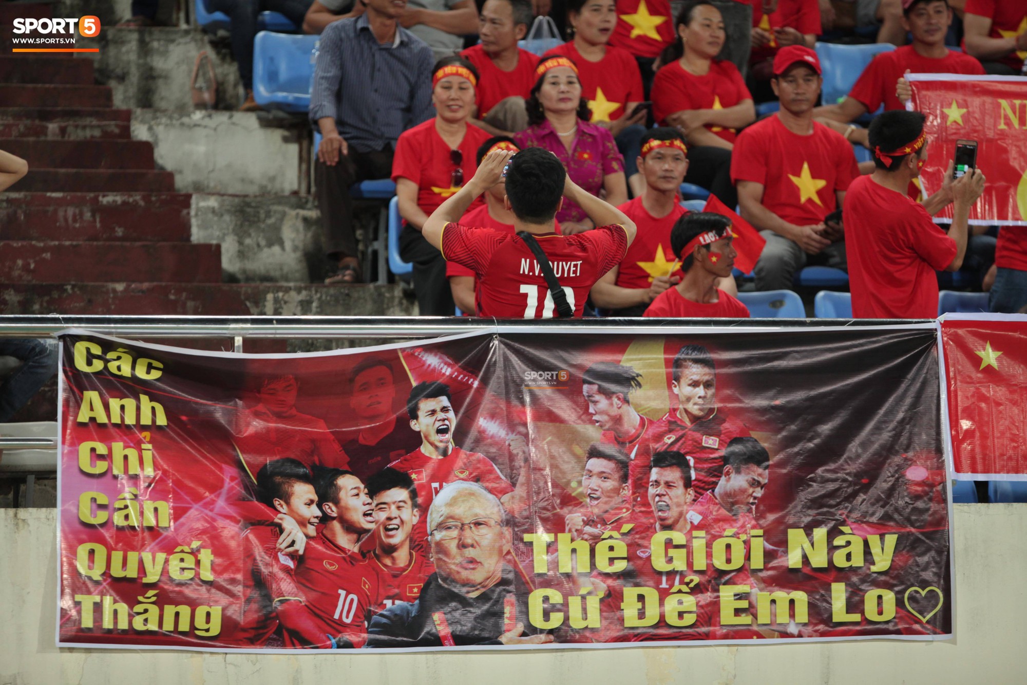Đây mới là lý do khiến cầu thủ Lào chạnh lòng sau trận thua Việt Nam ở AFF Cup 2018 - Ảnh 7. Đây mới là lý do khiến cầu thủ Lào chạnh lòng sau trận thua Việt Nam ở AFF Cup 2018 6