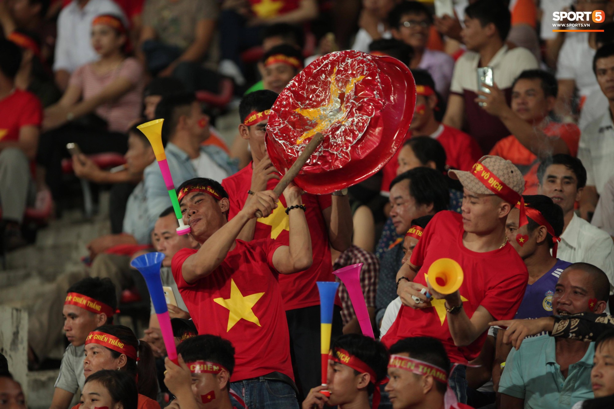 Đây mới là lý do khiến cầu thủ Lào chạnh lòng sau trận thua Việt Nam ở AFF Cup 2018 - Ảnh 8. Đây mới là lý do khiến cầu thủ Lào chạnh lòng sau trận thua Việt Nam ở AFF Cup 2018 7