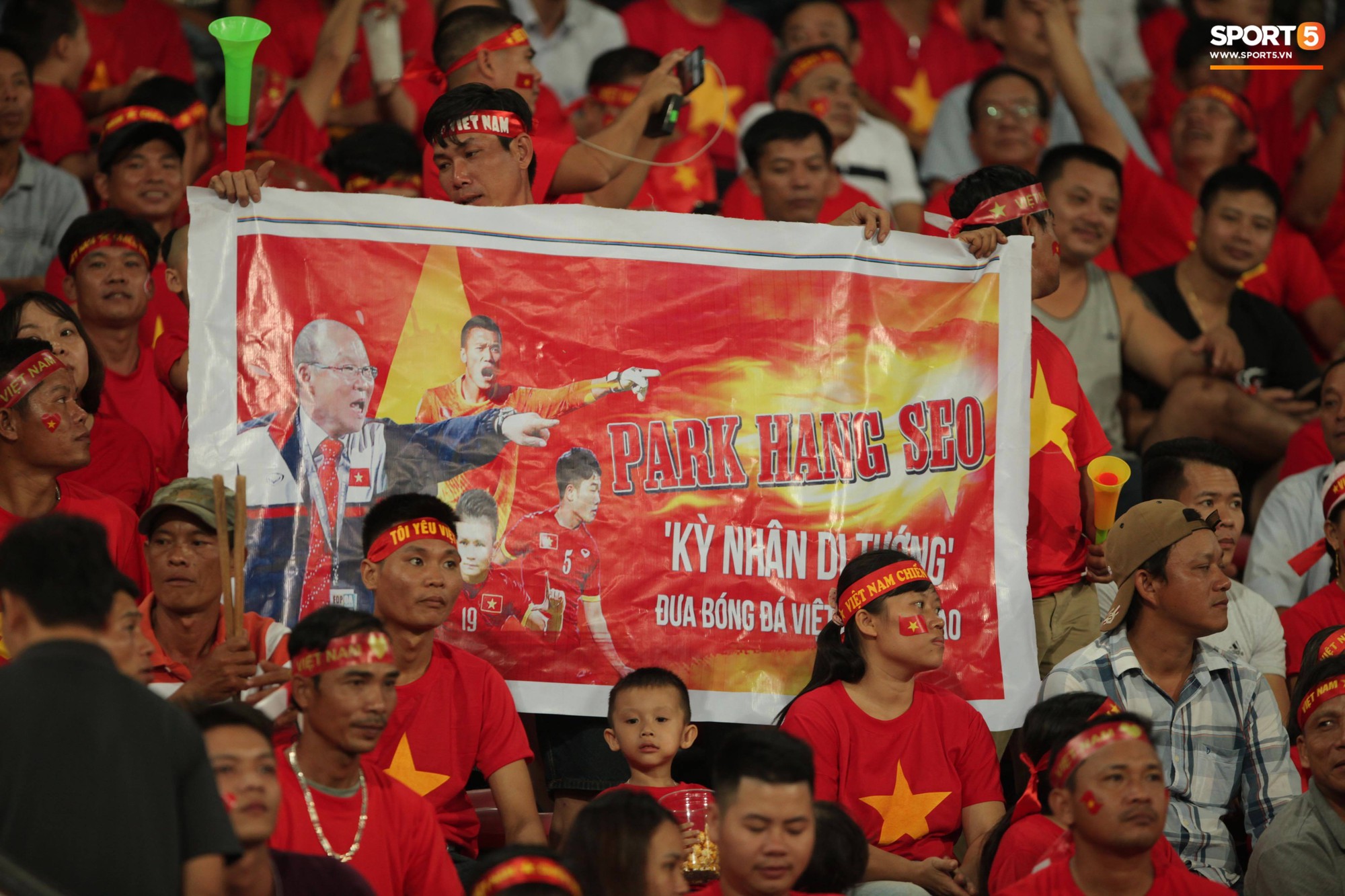 Đây mới là lý do khiến cầu thủ Lào chạnh lòng sau trận thua Việt Nam ở AFF Cup 2018 - Ảnh 9. Đây mới là lý do khiến cầu thủ Lào chạnh lòng sau trận thua Việt Nam ở AFF Cup 2018 8