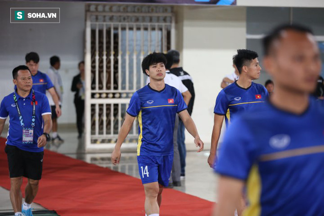 Vẻ mặt hoang mang độc nhất vô nhị của Công Phượng khi nhận phần thưởng đặc biệt - Ảnh 5. Vẻ mặt 'hoang mang' độc nhất vô nhị của Công Phượng khi nhận phần thưởng đặc biệt 5