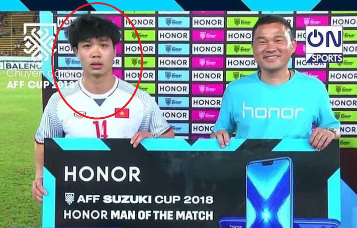 Vẻ mặt hoang mang độc nhất vô nhị của Công Phượng khi nhận phần thưởng đặc biệt - Ảnh 1. Vẻ mặt 'hoang mang' độc nhất vô nhị của Công Phượng khi nhận phần thưởng đặc biệt 1