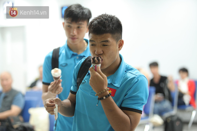 Khoảnh khắc đáng yêu: Đình Trọng hờn dỗi vì thầy Park đút kem cho Tiến Dũng - Ảnh 2. Khoảnh khắc đáng yêu: Đình Trọng hờn dỗi vì thầy Park đút kem cho Tiến Dũng 2