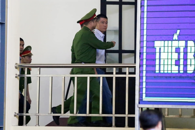 Hình ảnh Phan Sào Nam trong ngày đầu xét xử đường dây đánh bạc nghìn tỷ 3