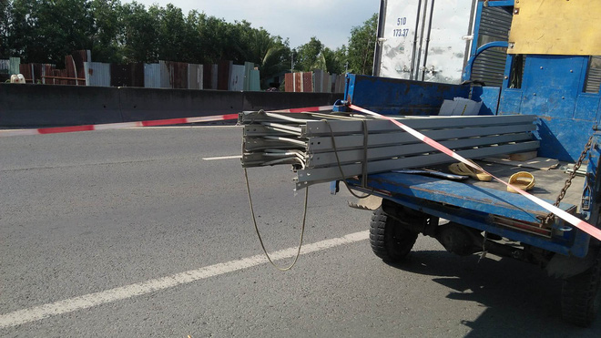Tông vào xe ba gác chở thanh nhôm, nam thanh niên tử vong ở Sài Gòn - Ảnh 2. Tông vào xe ba gác chở thanh nhôm, nam thanh niên tử vong ở Sài Gòn 2