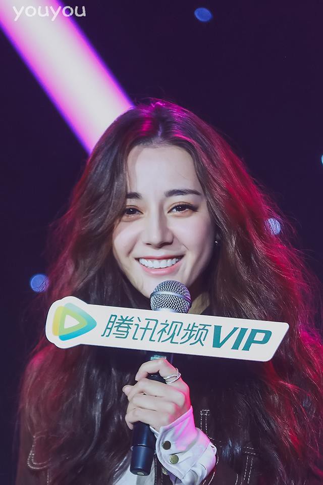 Địch Lệ Nhiệt Ba nhợt nhạt, tóc tai bù xù đi sự kiện, dân tình đồn đoán do cô nàng phải đổi style cấp tốc sau phốt của Dolce & Gabbana - Ảnh 7. Địch Lệ Nhiệt Ba nhợt nhạt, tóc tai bù xù đi sự kiện, dân tình đồn đoán do cô nàng phải đổi style cấp tốc sau 'phốt' của Dolce & Gabbana 8