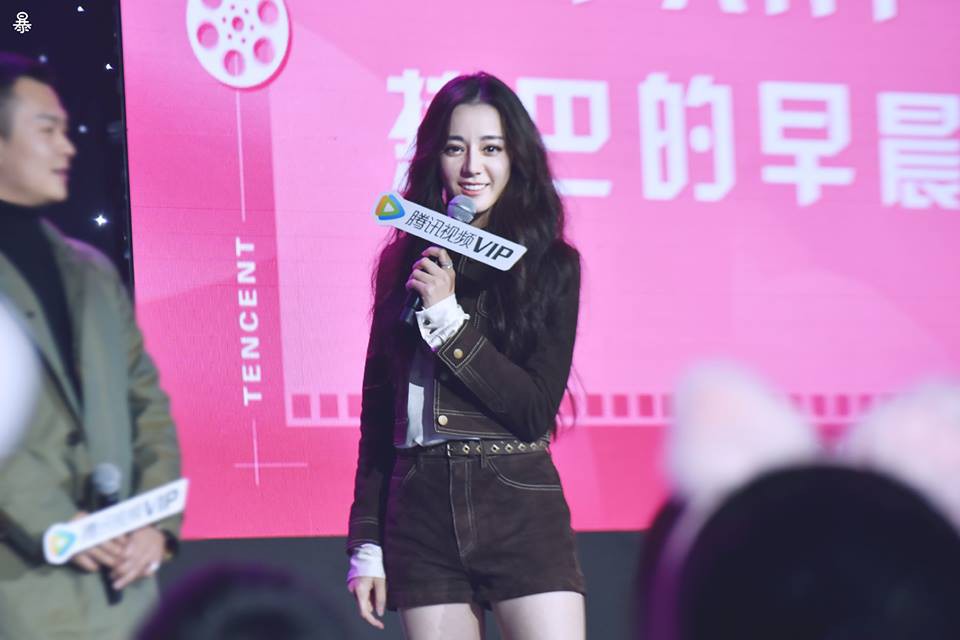Địch Lệ Nhiệt Ba nhợt nhạt, tóc tai bù xù đi sự kiện, dân tình đồn đoán do cô nàng phải đổi style cấp tốc sau phốt của Dolce & Gabbana - Ảnh 6. Địch Lệ Nhiệt Ba nhợt nhạt, tóc tai bù xù đi sự kiện, dân tình đồn đoán do cô nàng phải đổi style cấp tốc sau 'phốt' của Dolce & Gabbana 7