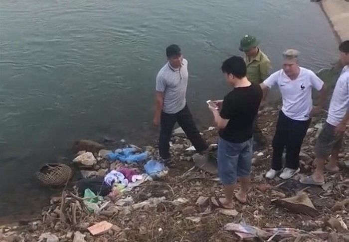 Hòa Bình: Phát hiện thi thể trẻ sơ sinh trong balo vứt ở bờ sông 2