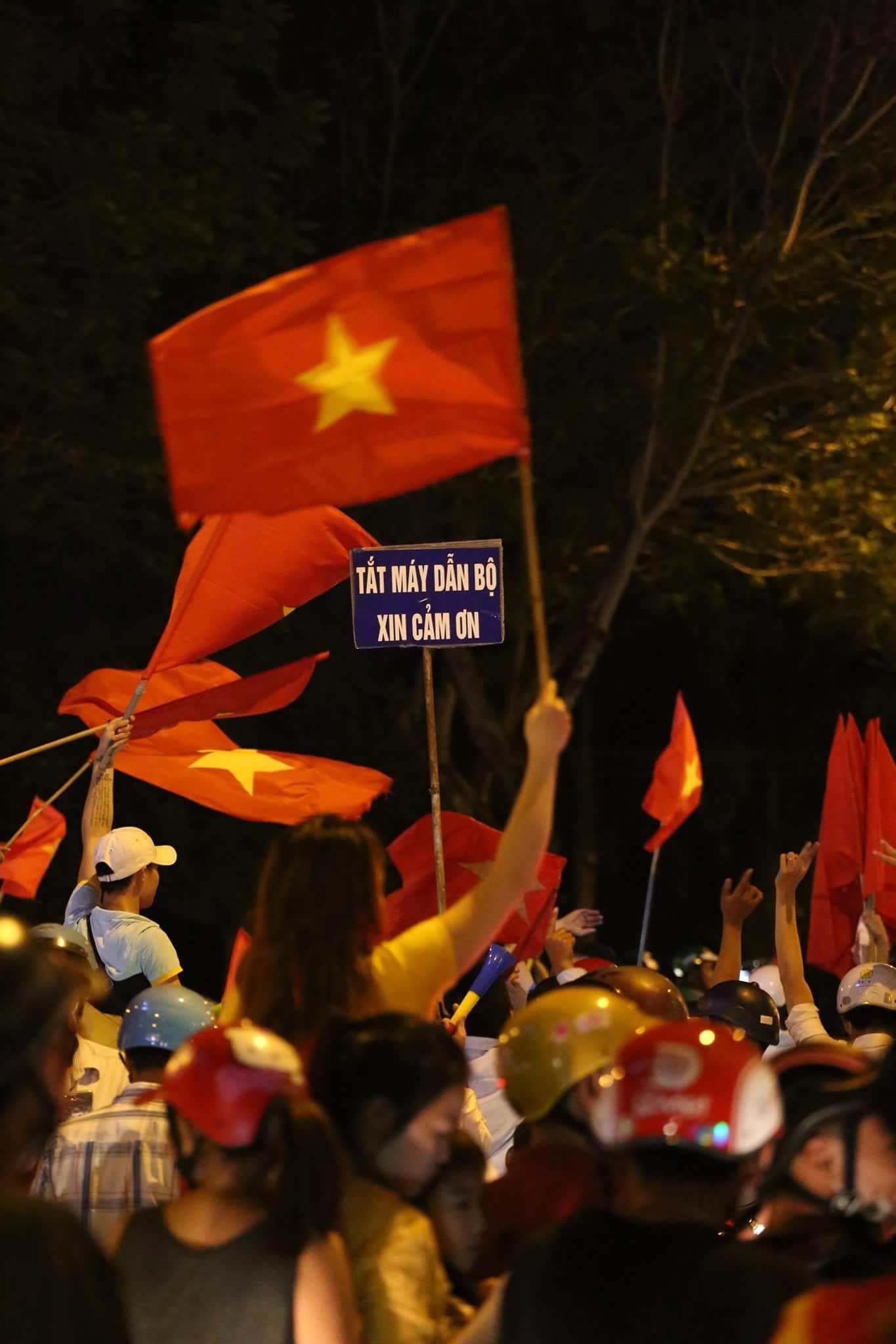 Những hình ảnh giản dị mà hài hước của CĐV Việt Nam trong không khí tưng bừng mừng chiến thắng 2