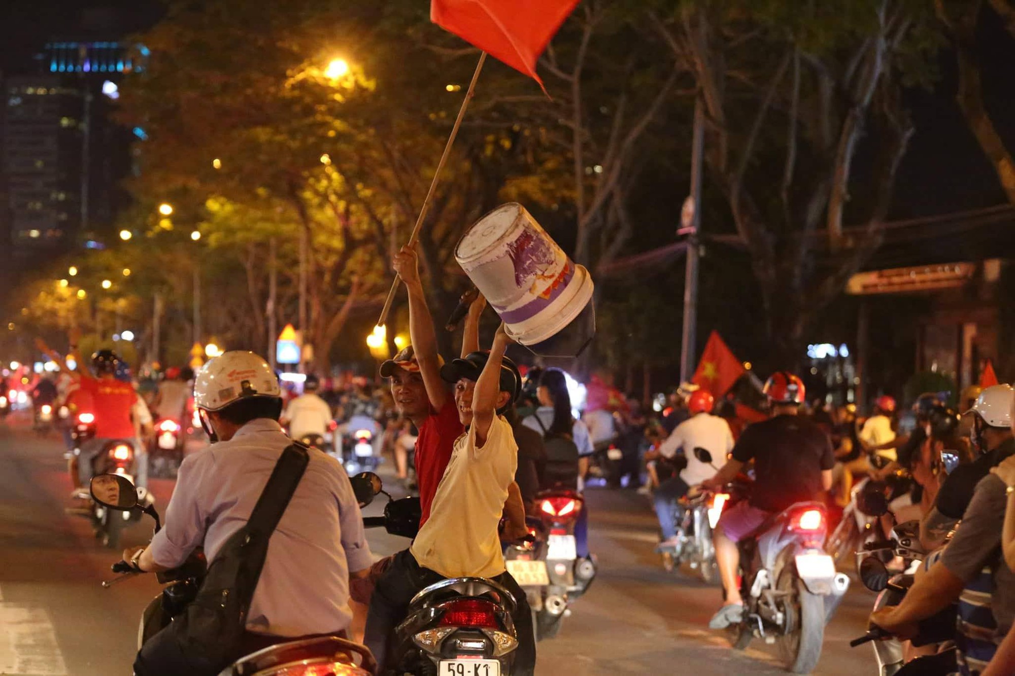 Những hình ảnh giản dị mà hài hước của CĐV Việt Nam trong không khí tưng bừng mừng chiến thắng 8