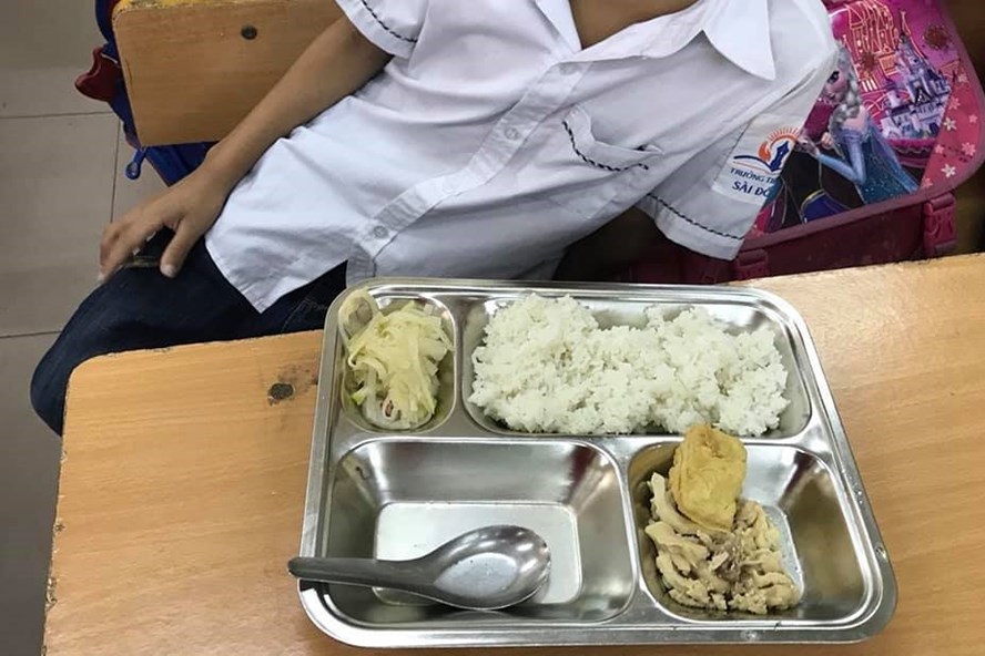 Phụ huynh tố bữa cơm 22.000 đồng/bữa ở Tiểu học Sài Đồng quá đạm bạc: Hà Nội sẽ kiểm định 2