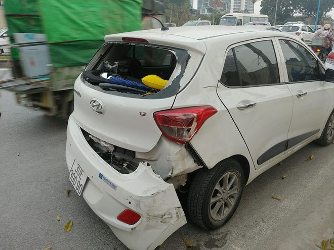 Tai nạn liên hoàn trên phố Hà Nội, 2 xe sang Mercedes và BMW hư hỏng nặng 2