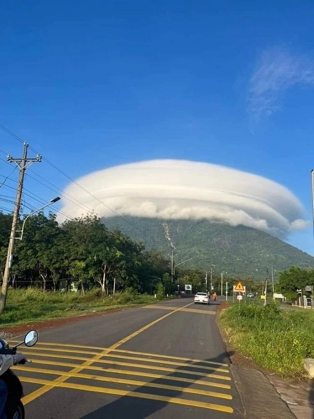 Chiêm ngưỡng hình ảnh mây dạ quang trên đỉnh núi Bà Đen hiếm có xuất