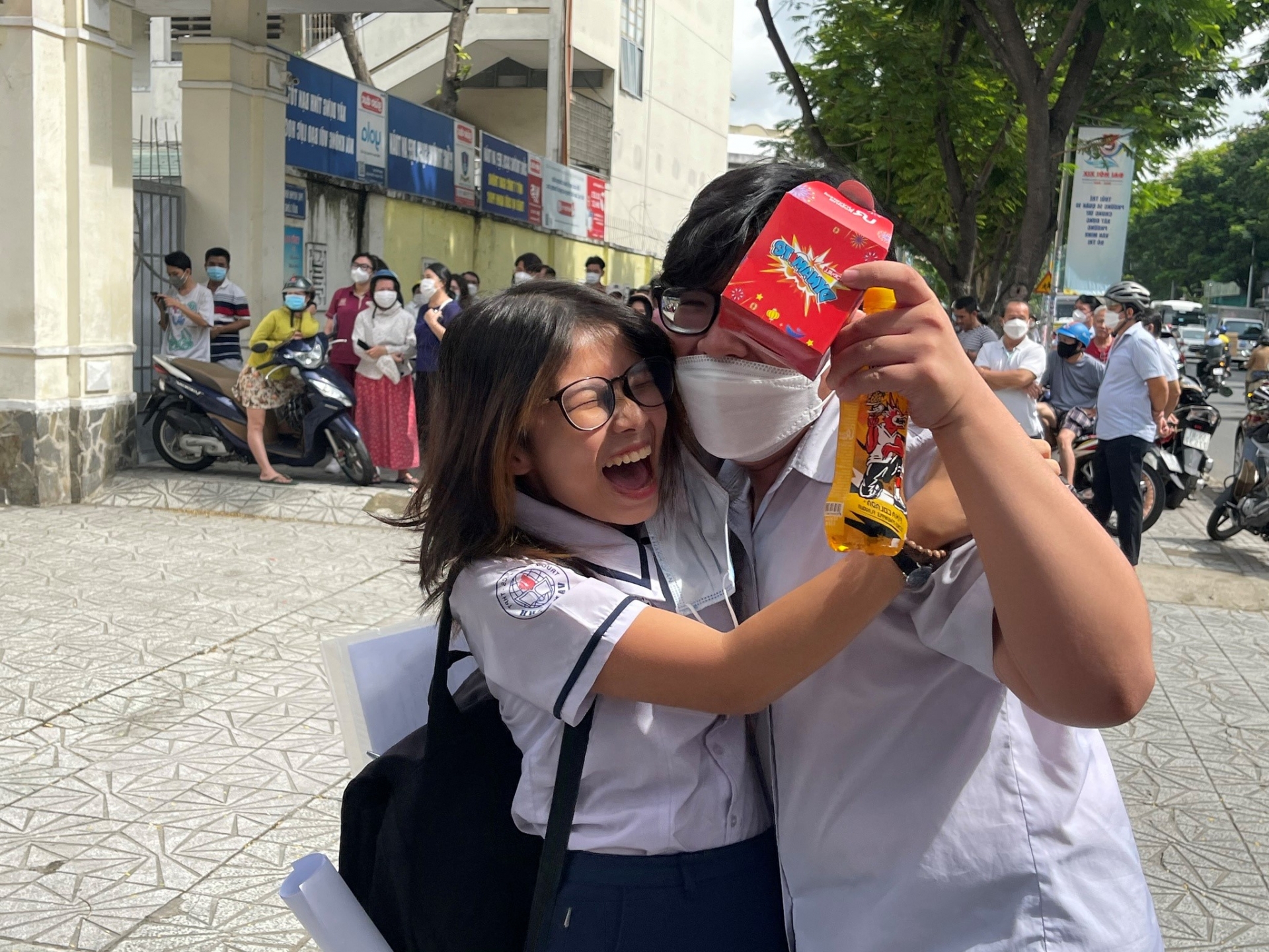 Đề thi Ngữ văn THPT 2022 được công bố, Đen Vâu bị 'réo tên' với cái kết không ngờ 3 Đề thi Ngữ văn THPT 2022 được công bố, Đen Vâu bị 'réo tên' với cái kết không ngờ 3