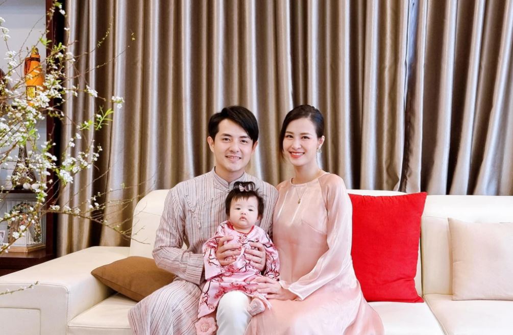 Đông Nhi và tấm 'bình phong' chắc chắn dù sau nhiều lần vướng thị phi vẫn vô sự 4 Đông Nhi và tấm 'bình phong' chắc chắn dù sau nhiều lần vướng thị phi vẫn vô sự 4