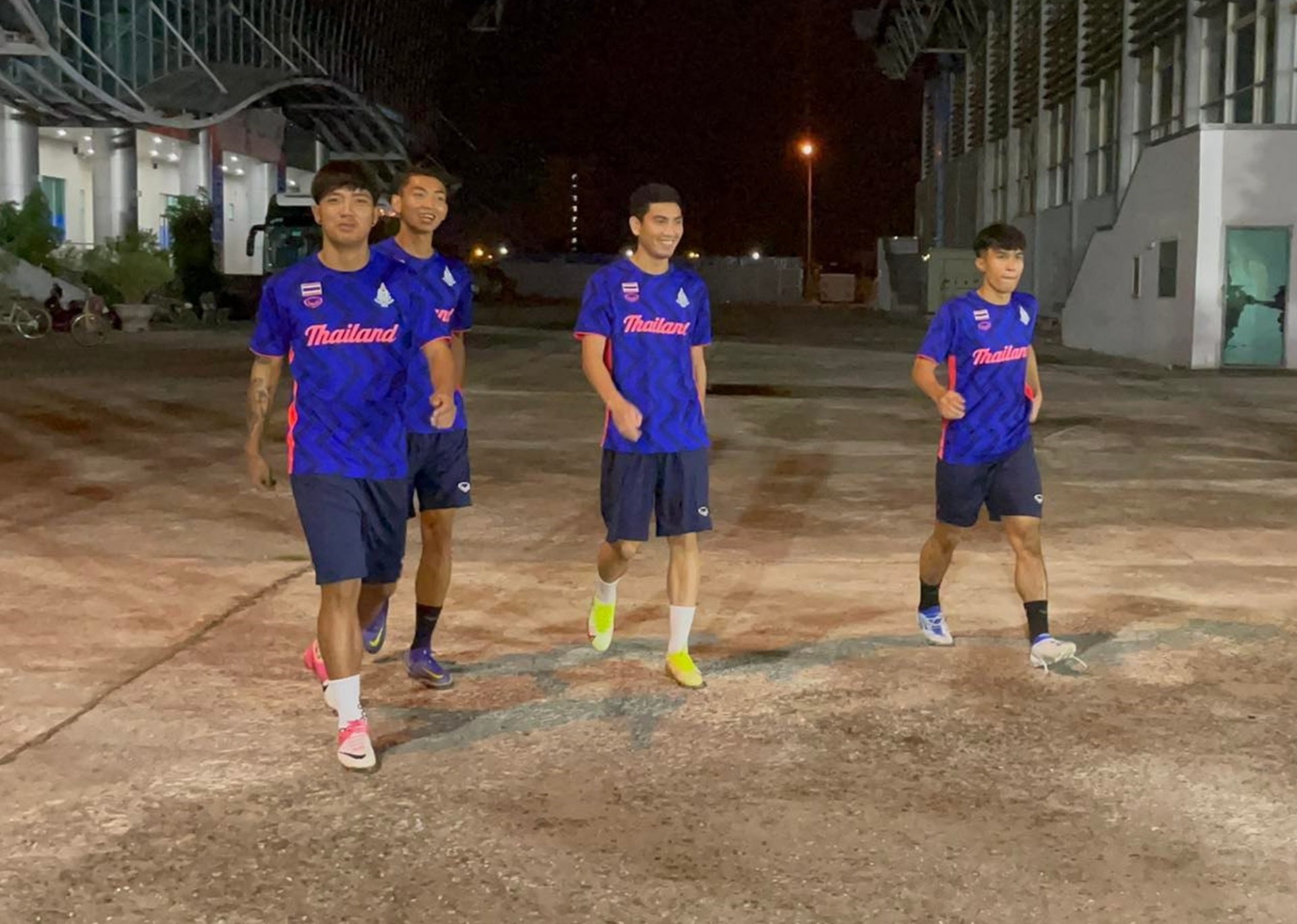 Nữ trưởng đoàn Nualphan Lamsam làm điều 'bất ngờ' ở buổi tập của U23 Thái Lan 3 Nữ trưởng đoàn Nualphan Lamsam làm điều 'bất ngờ' ở buổi tập của U23 Thái Lan 3