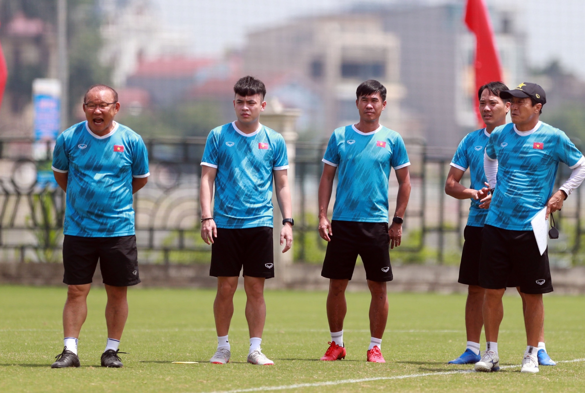 U23 Việt Nam trở lại tập luyện, một trụ cột được thầy Park cho về nghỉ sớm 5 U23 Việt Nam trở lại tập luyện, một trụ cột được thầy Park cho về nghỉ sớm 5