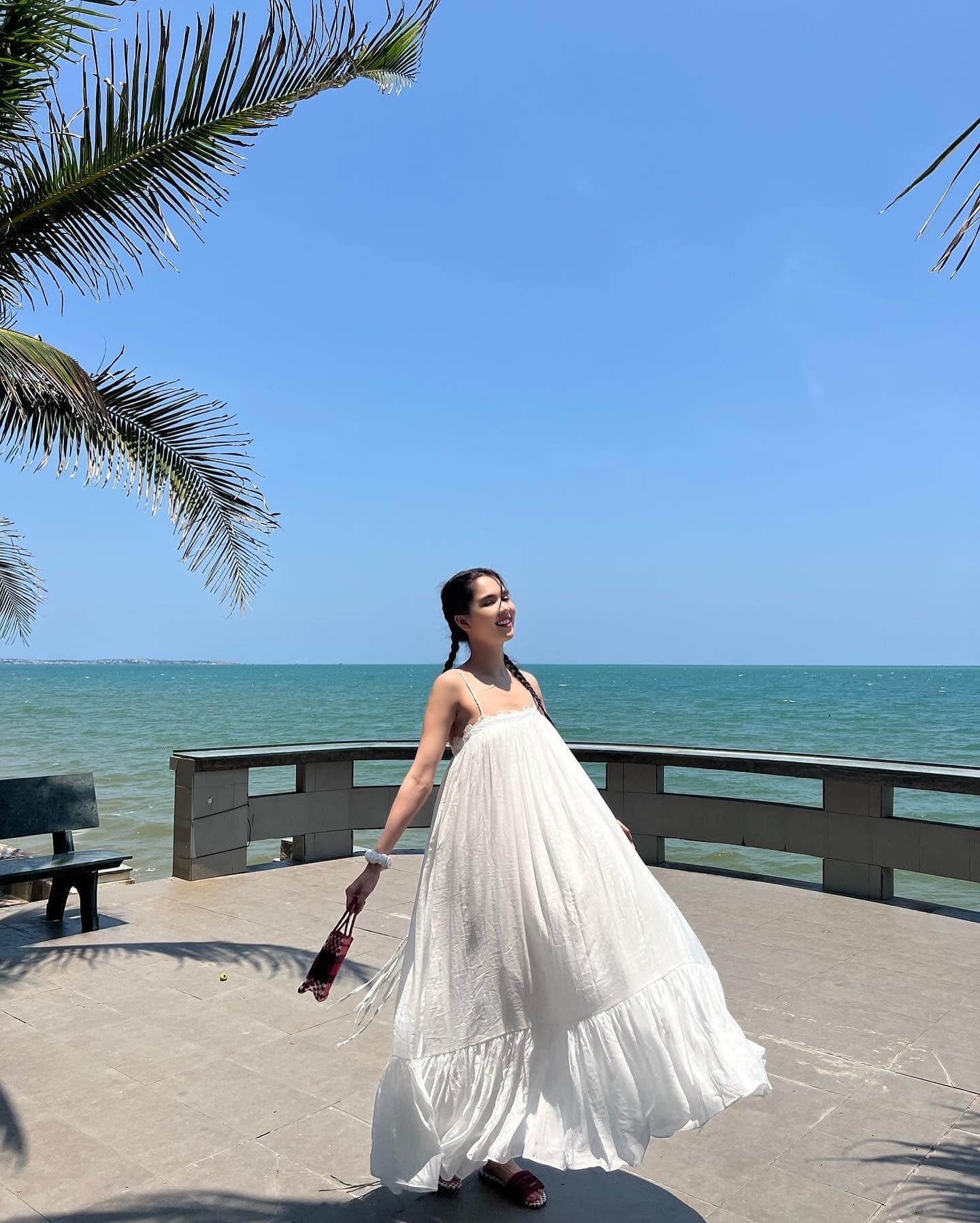 Thanh minh vụ dùng hàng fake còn bị khẩu nghiệp thêm, Ngọc Trinh khoe 'đi phơi nết' 2 Thanh minh vụ dùng hàng fake còn bị khẩu nghiệp thêm, Ngọc Trinh khoe 'đi phơi nết' 2