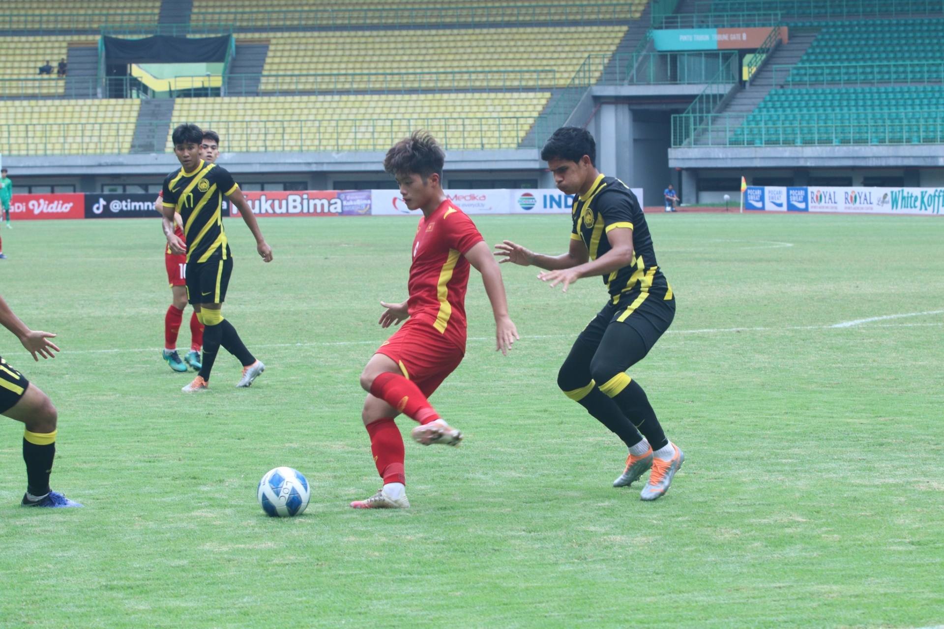 'Thua sốc' Malaysia, thầy trò HLV Đinh Thế Nam dừng bước tại bán kết U19 ĐNÁ 2 'Thua sốc' Malaysia, thầy trò HLV Đinh Thế Nam dừng bước tại bán kết U19 ĐNÁ 2