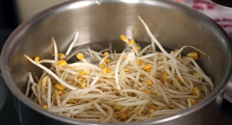 Xào giá đỗ ra nhiều nước, làm thêm ngay 1 điều để giá giòn thơm 1 Xào giá đỗ ra nhiều nước, làm thêm ngay 1 điều để giá giòn thơm 1