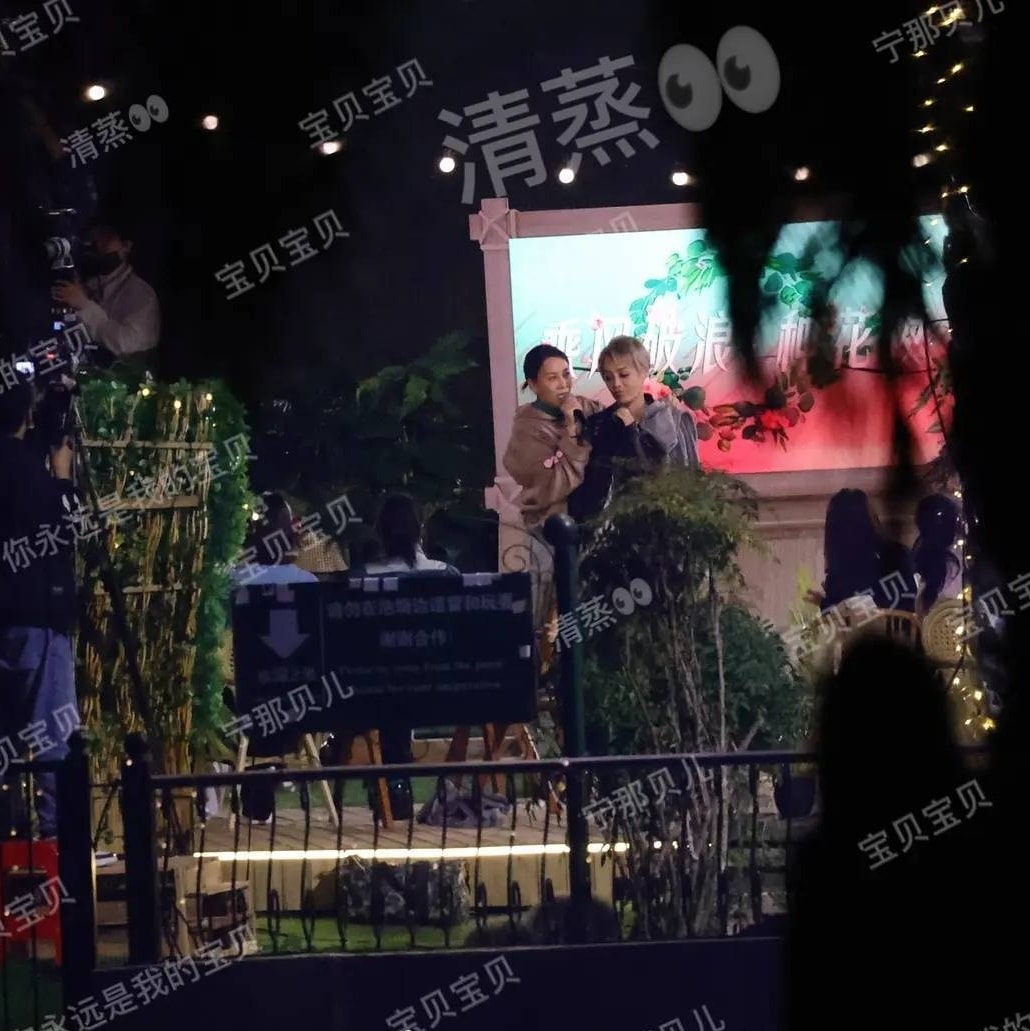 Tin nóng Cbiz ngày 6/4: 'Đại hội' khui hẹn hò, cập nhật biến Cung Tuấn, Nhất Bác trở lại đường đua, Tịnh Y gây bão 4 Tin nóng Cbiz ngày 6/4: 'Đại hội' khui hẹn hò, cập nhật biến Cung Tuấn, Nhất Bác trở lại đường đua, Tịnh Y gây bão 4