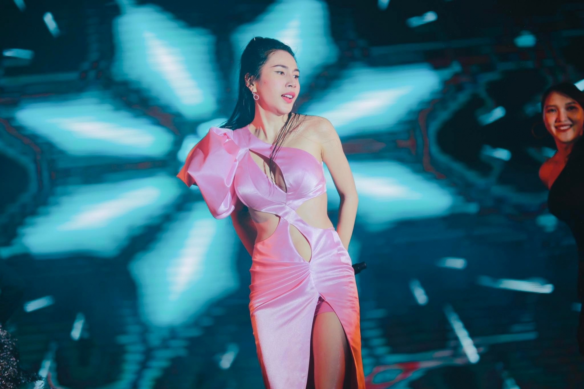 Hoài Linh - Thủy Tiên và màn tái xuất 'không như mơ': Hết thời, muối mặt vì sự cố đều có đủ? 4 Hoài Linh - Thủy Tiên và màn tái xuất 'không như mơ': Hết thời, muối mặt vì sự cố đều có đủ? 4